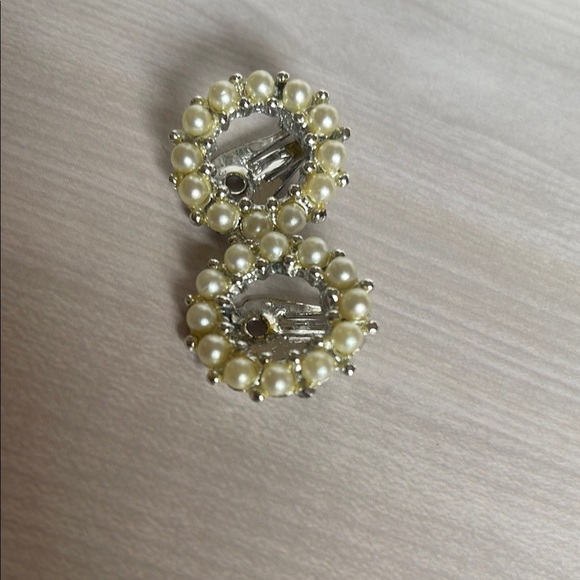 Elegant PEARl Clip On  Earrings - Picture 3 of 3